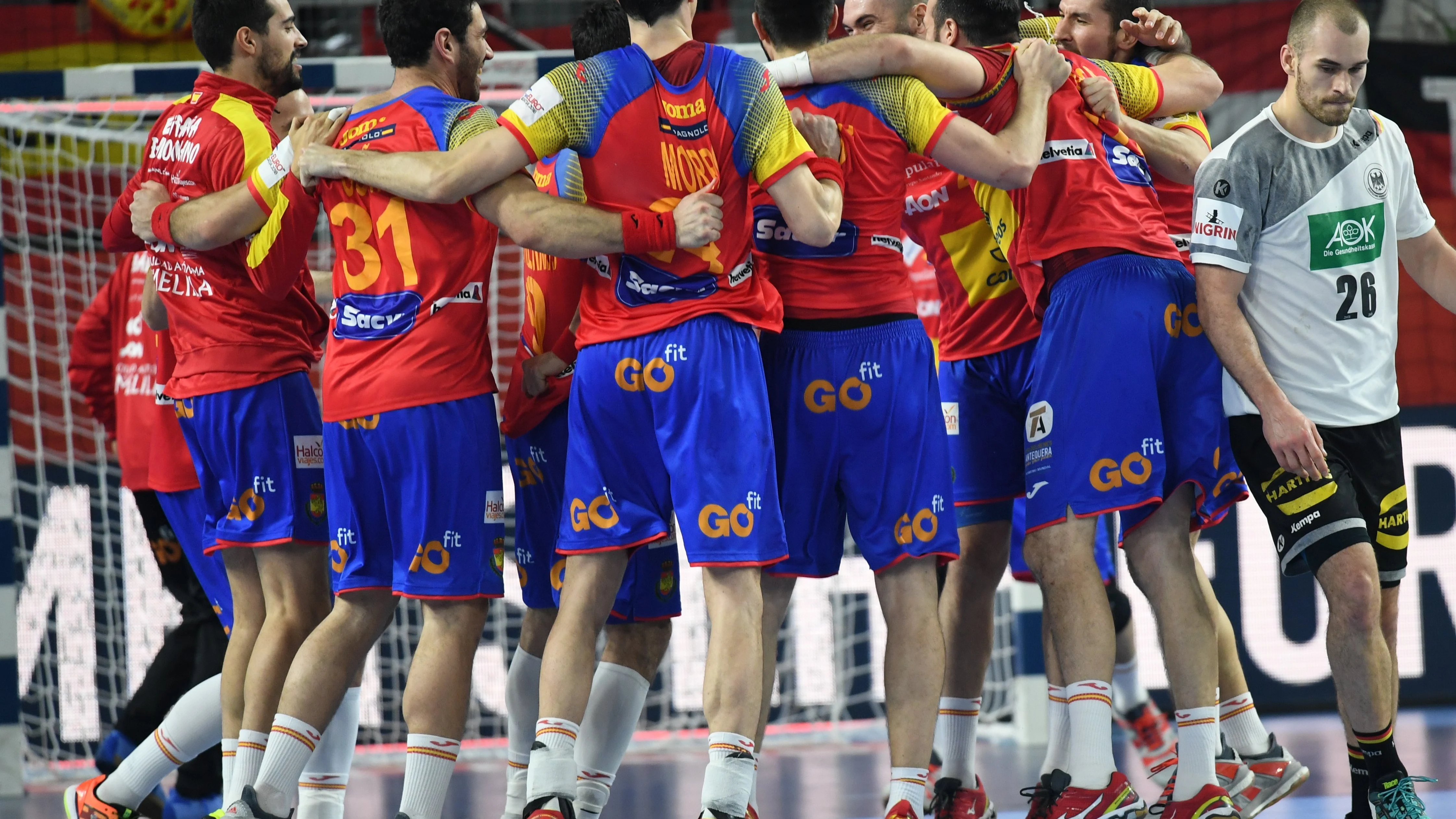 Los jugadores de la selección de balonmano celebran la victoria y el pase a 'semis'