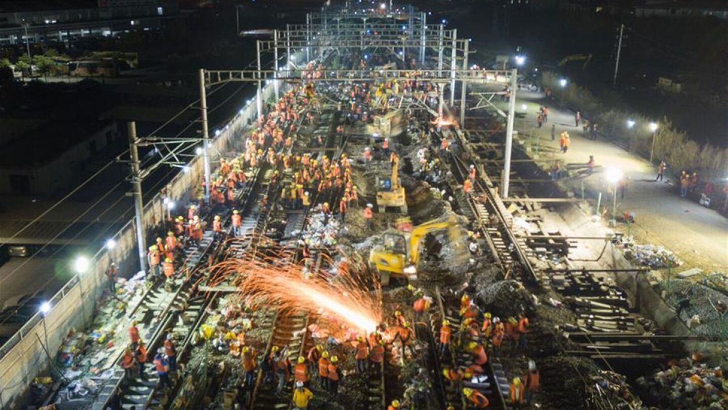 Un equipo de obreros trabajan en la construcci&oacute;n de la estaci&oacute;n de Nanlong