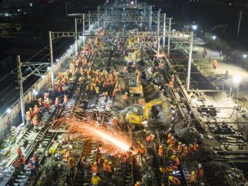 Un equipo de obreros trabajan en la construcción de la estación de Nanlong Un equipo de obreros trabajan en la construcción de la estación de Nanlong