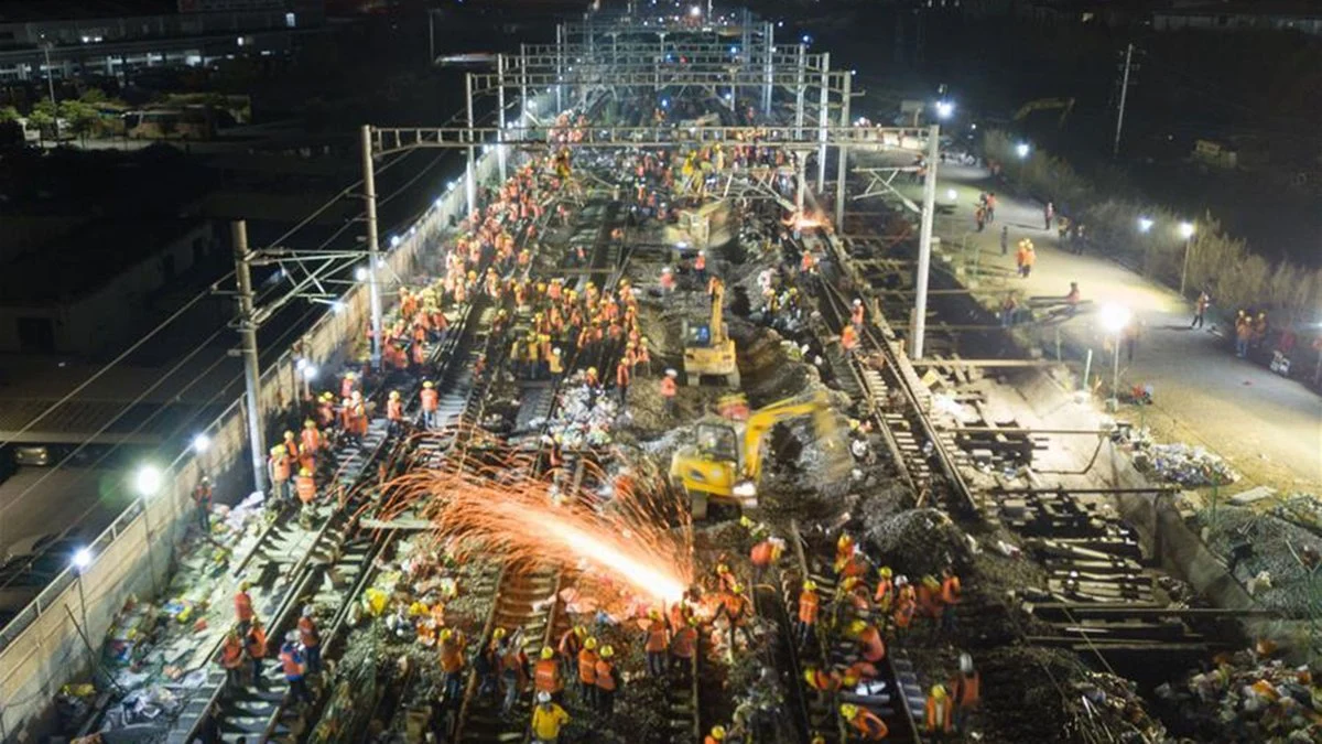 Un equipo de obreros trabajan en la construcción de la estación de Nanlong