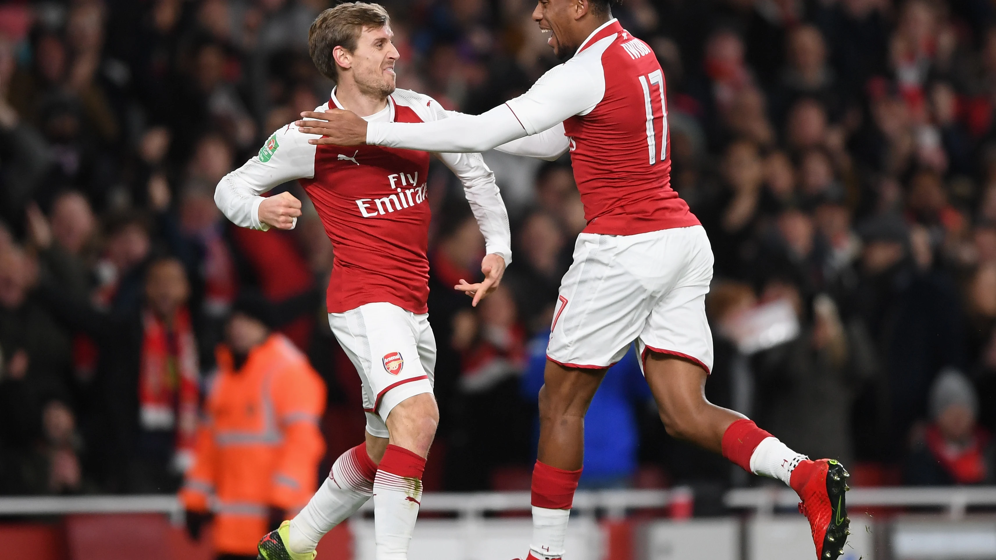 Monreal celebra su gol con el Arsenal en el Emirates