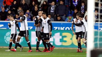 Los jugadores del Valencia celebran un gol