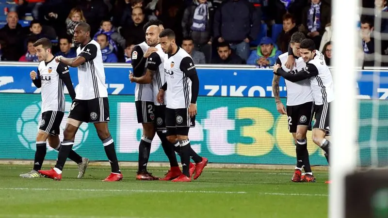 Los jugadores del Valencia celebran un gol