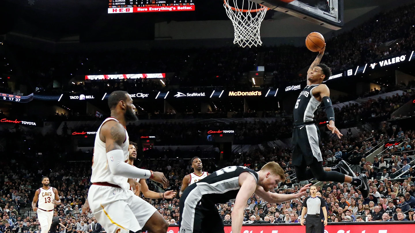 Dejounte Murray machaca la canasta ante la presencia de LeBron James Dejounte Murray machaca la canasta ante la presencia de LeBron James