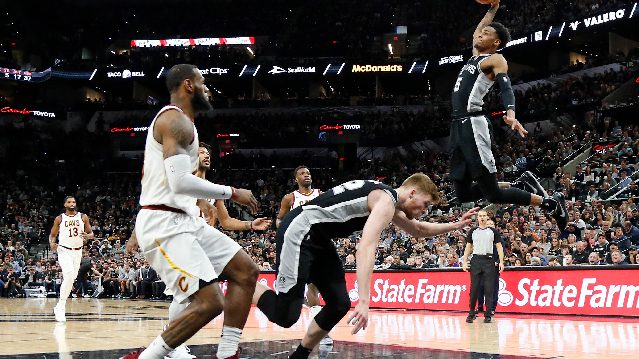  Dejounte Murray machaca la canasta ante la presencia de LeBron James