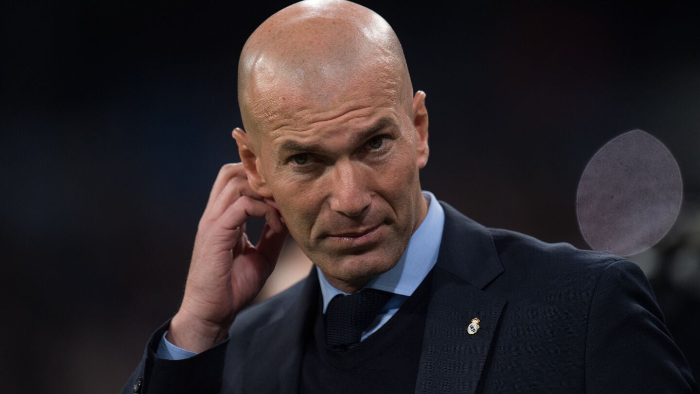 Zidane, en la banda durante un partido del Madrid