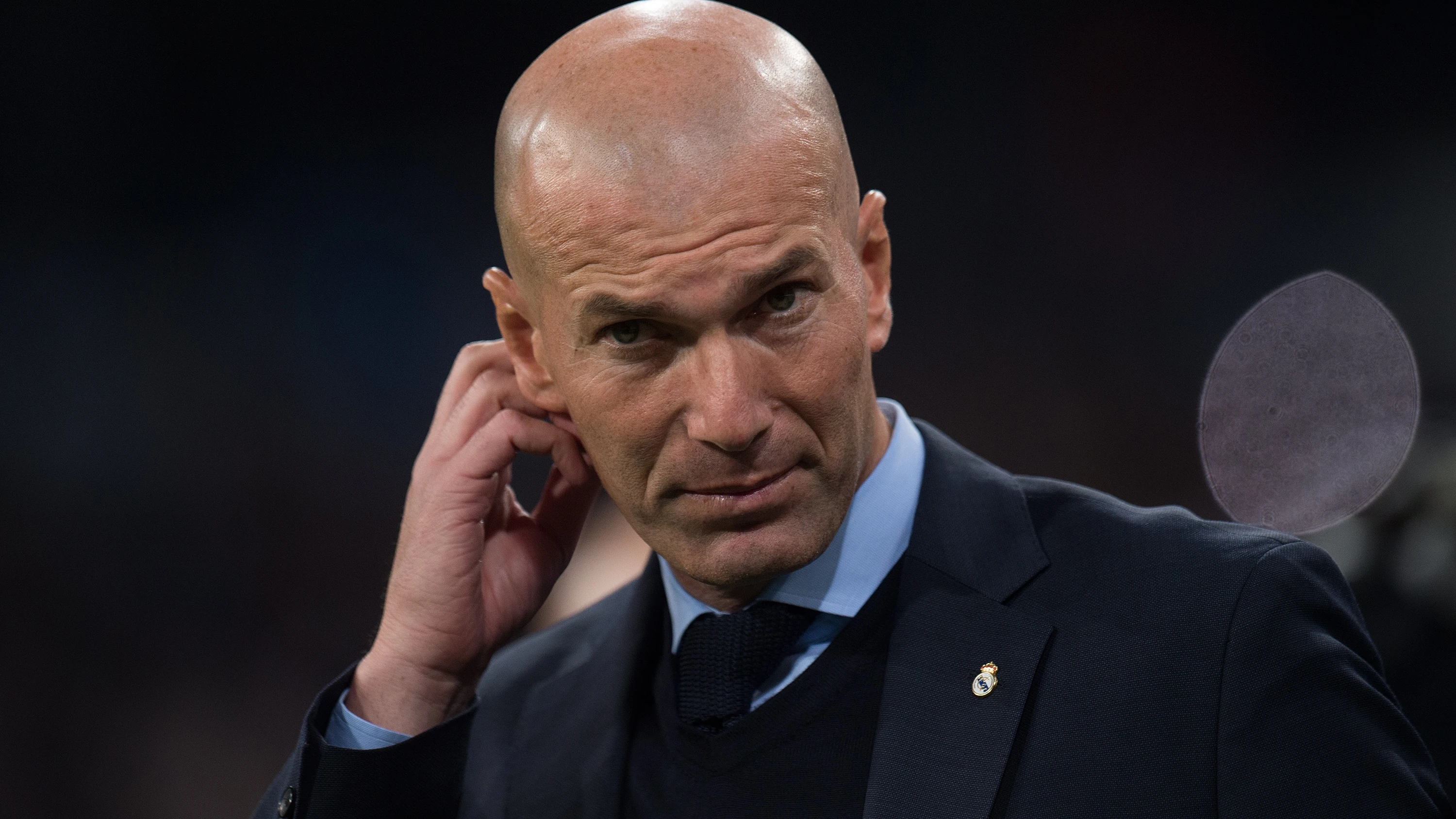 Zidane, en la banda durante un partido del Madrid