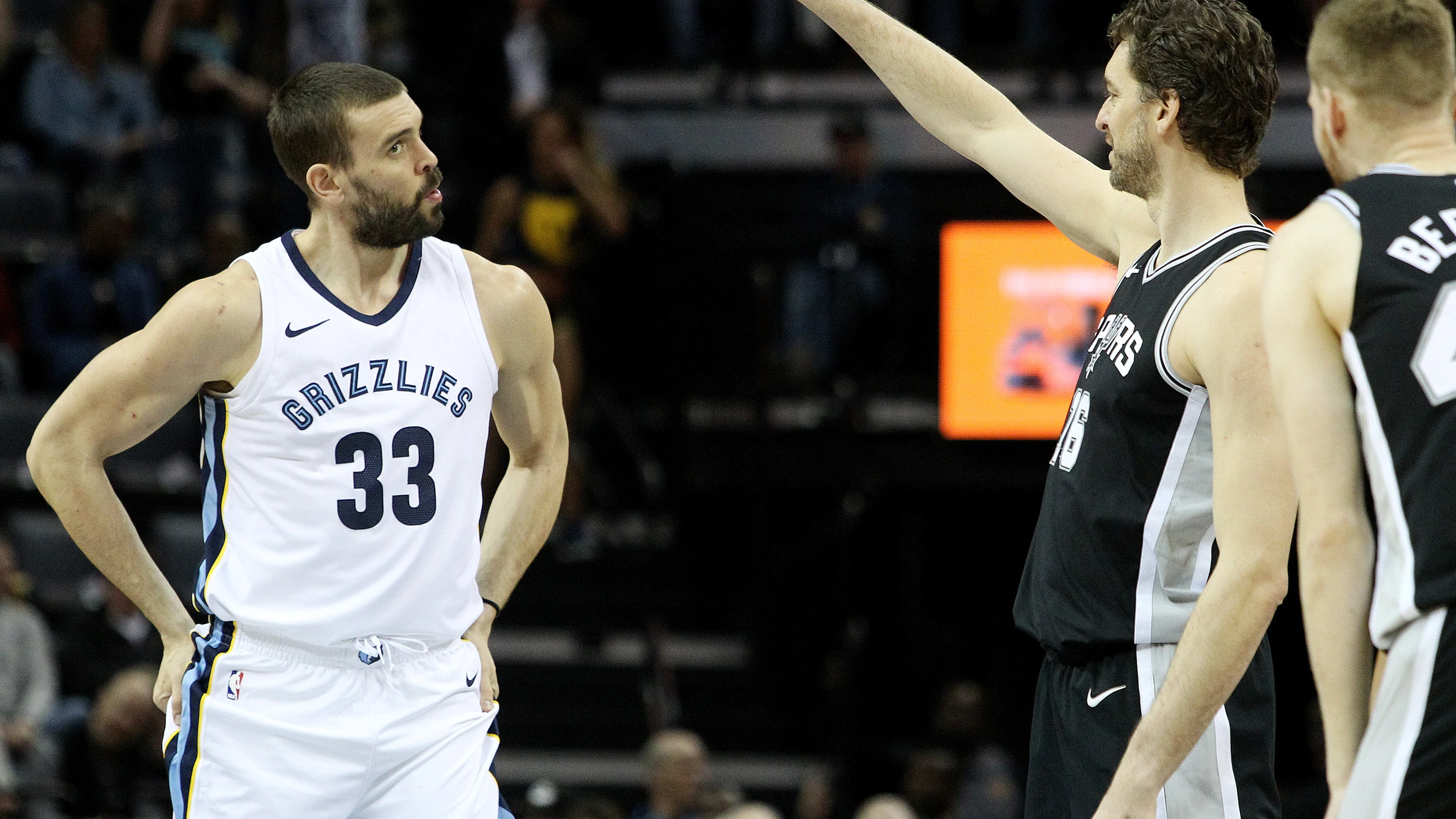 Pau Gasol frente a su hermano Marc en el FedExForum de Memphis