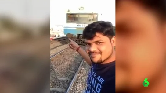 Un joven antes de hacerse un selfie Un joven antes de hacerse un selfie