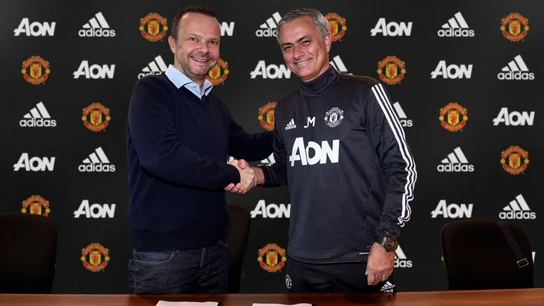 Mourinho firma su extensión con el Manchester United Mourinho firma su extensión con el Manchester United