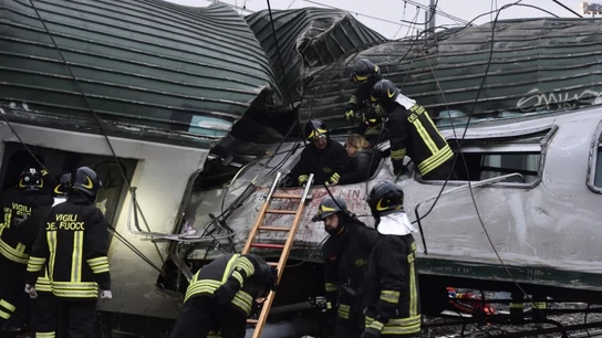Los equipos de emergencias trabajan en el lugar del accidente de tren en Milán Los equipos de emergencias trabajan en el lugar del accidente de tren en Milán