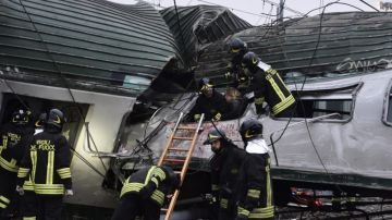 Los equipos de emergencias trabajan en el lugar del accidente de tren en Milán