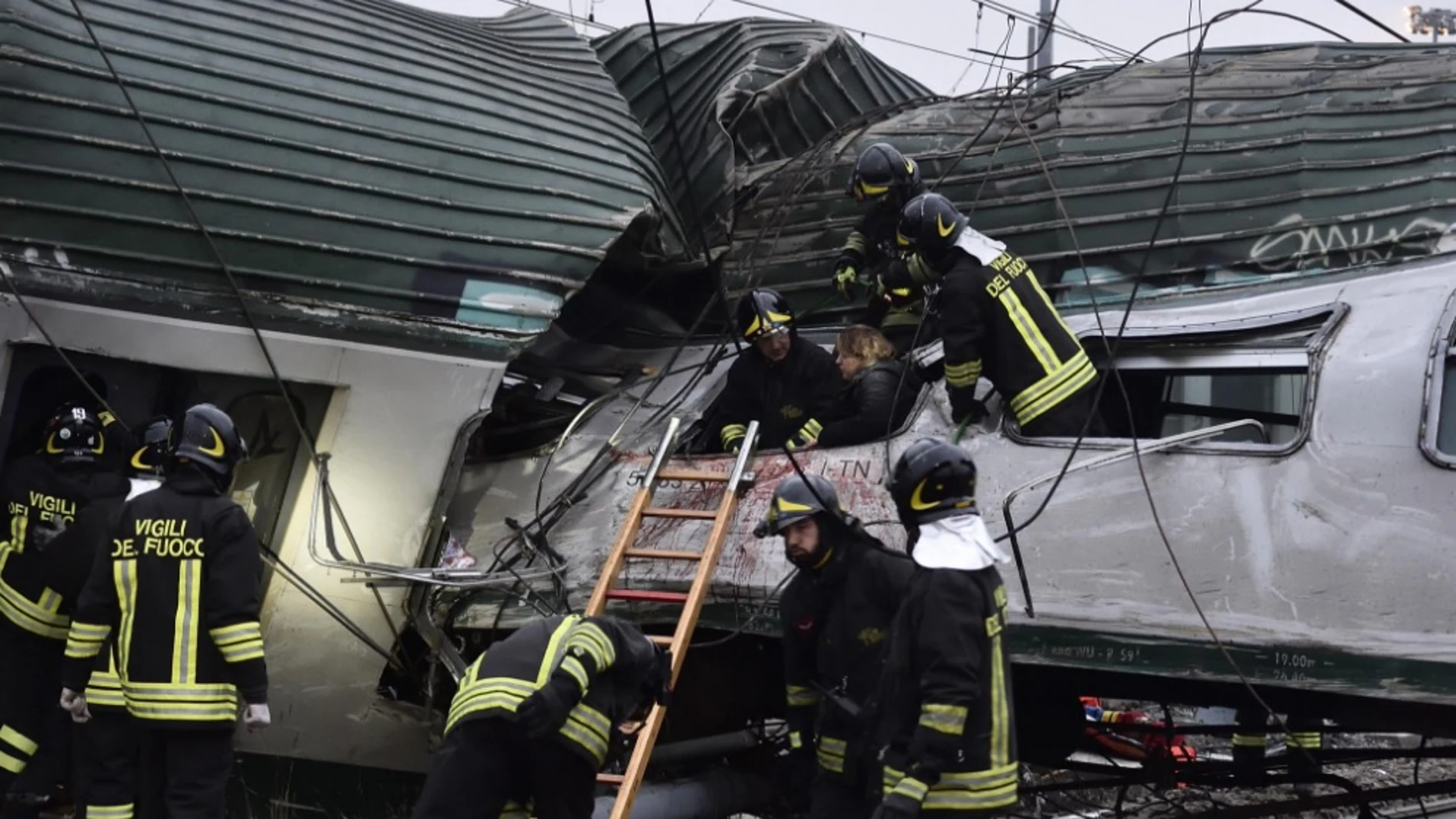 Los equipos de emergencias trabajan en el lugar del accidente de tren en Milán