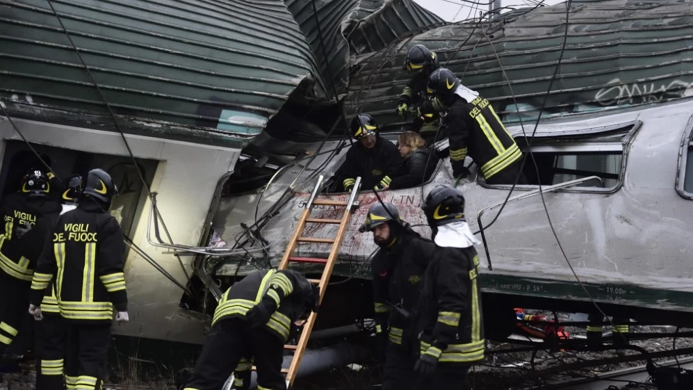 Los equipos de emergencias trabajan en el lugar del accidente de tren en Milán