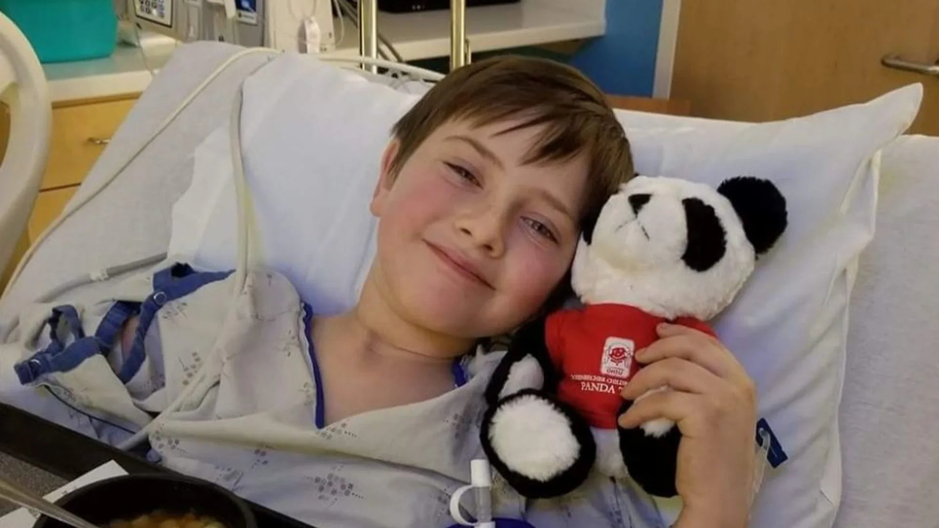 Liam Flanagan, de ocho años, en el hospital tras ser infectado por la bacteria comecarne