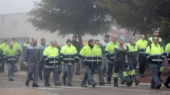 Concentración de trabajadores en la planta de Opel en Zaragoza Concentración de trabajadores en la planta de Opel en Zaragoza