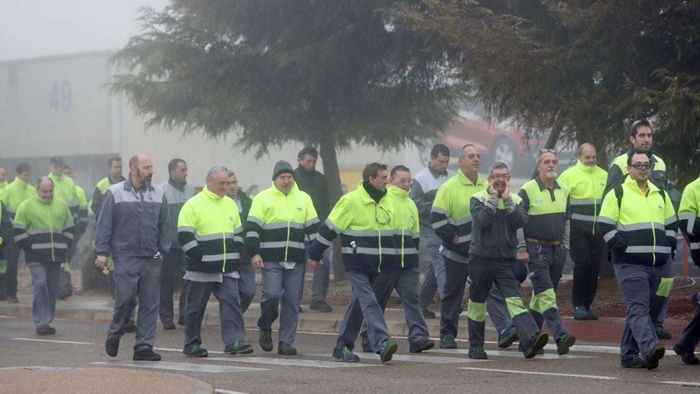 Concentraci&oacute;n de trabajadores en la planta de Opel en Zaragoza