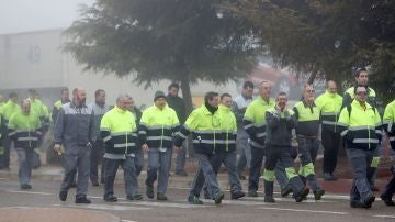 Concentración de trabajadores en la planta de Opel en Zaragoza