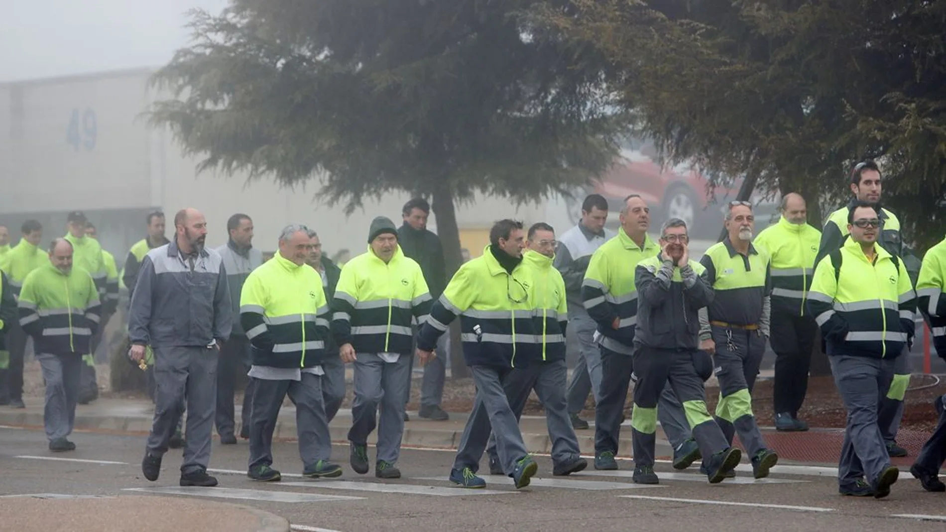 Concentración de trabajadores en la planta de Opel en Zaragoza