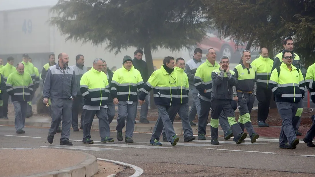 Concentración de trabajadores en la planta de Opel en Zaragoza