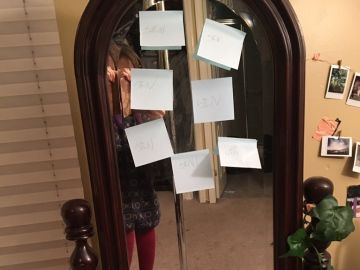 Algunas de las notas que la joven encontró en su casa Algunas de las notas que la joven encontró en su casa