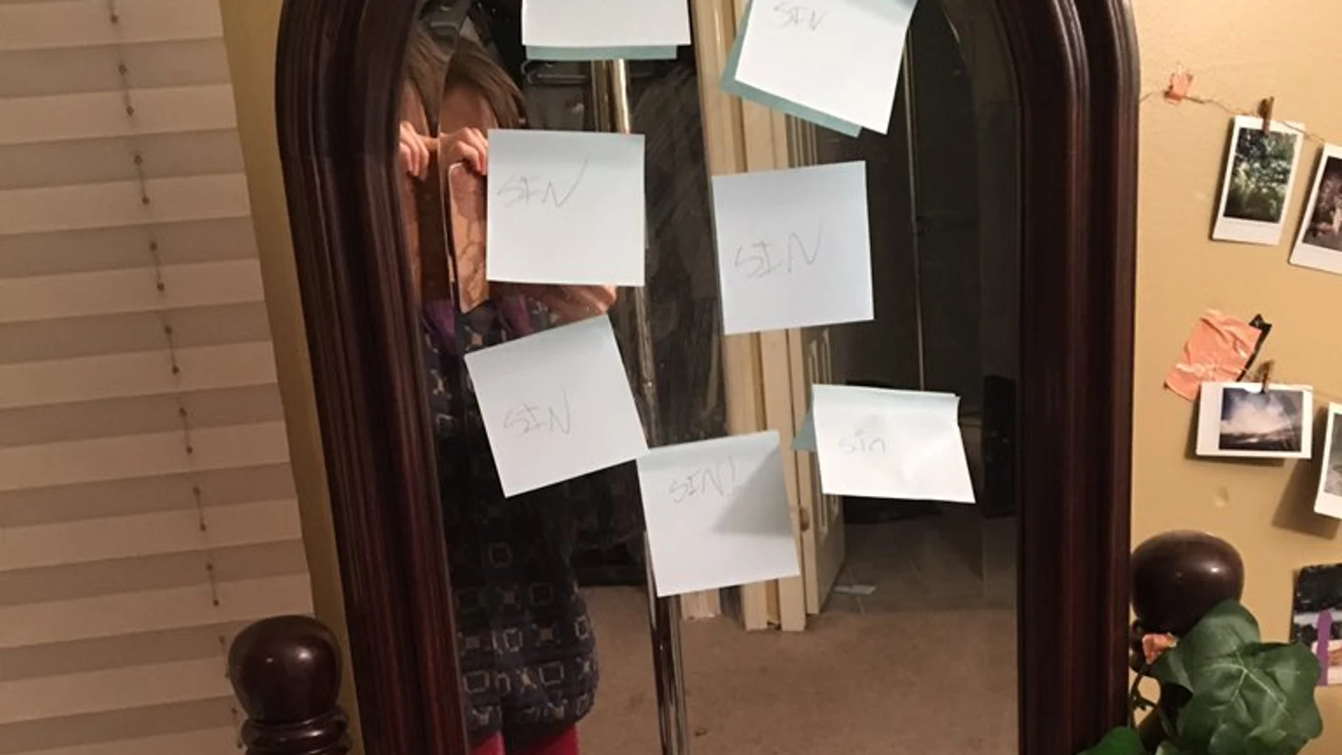 Algunas de las notas que la joven encontró en su casa