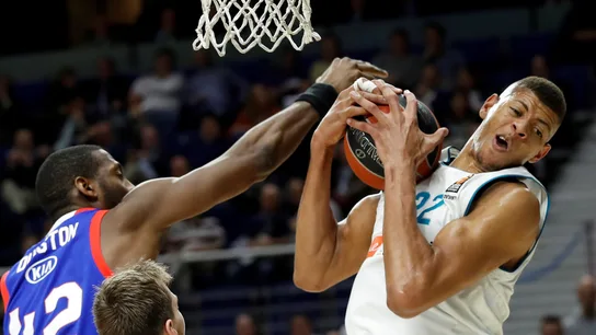Tavares captura un balón en el partido Tavares captura un balón en el partido