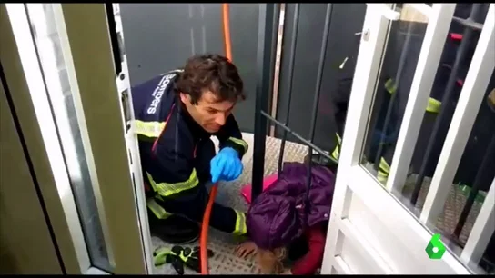 niña atrapada niña atrapada