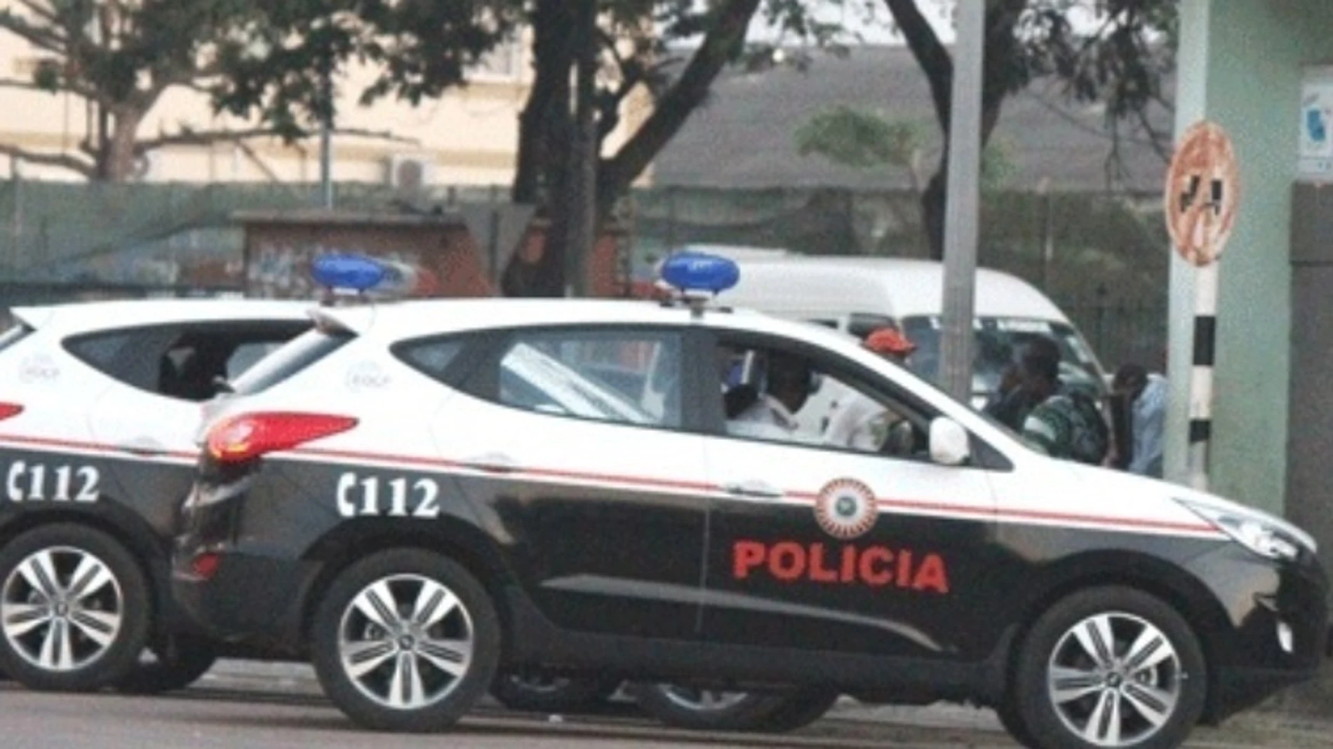 Dos coches de la policía de Mozambique
