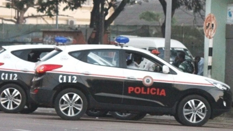 Dos coches de la policía de Mozambique