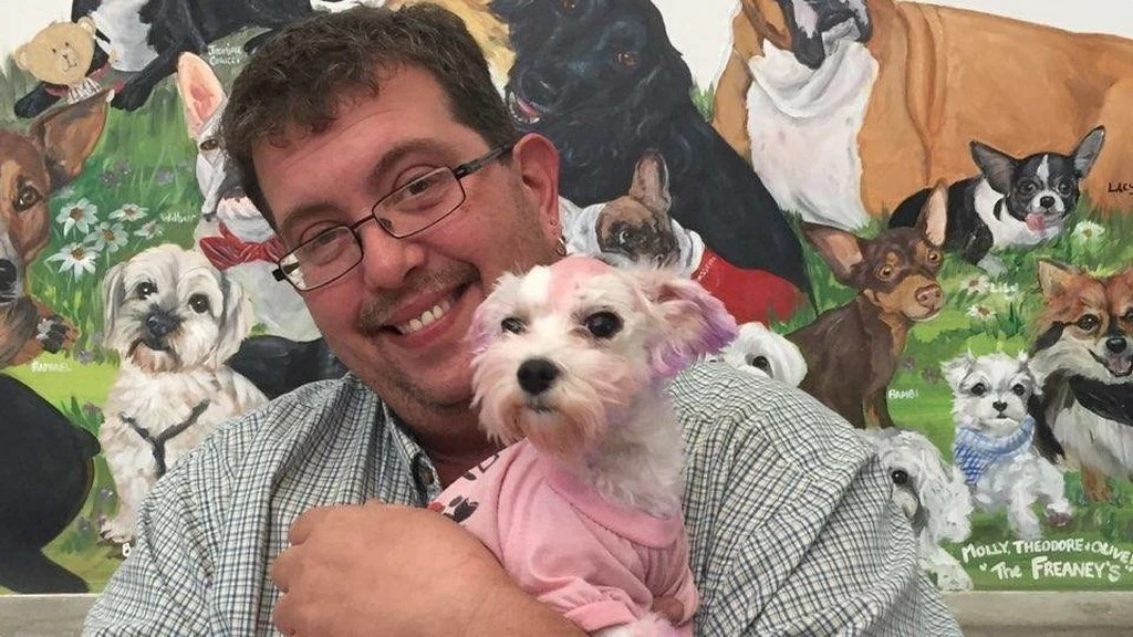 La perrita Violet con el pelo teñido de morado La perrita Violet con el pelo teñido de morado