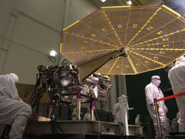 La sonda InSight con los paneles solares en abanico desplegados 