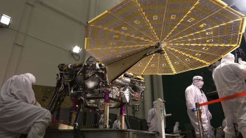 La sonda InSight con los paneles solares en abanico desplegados