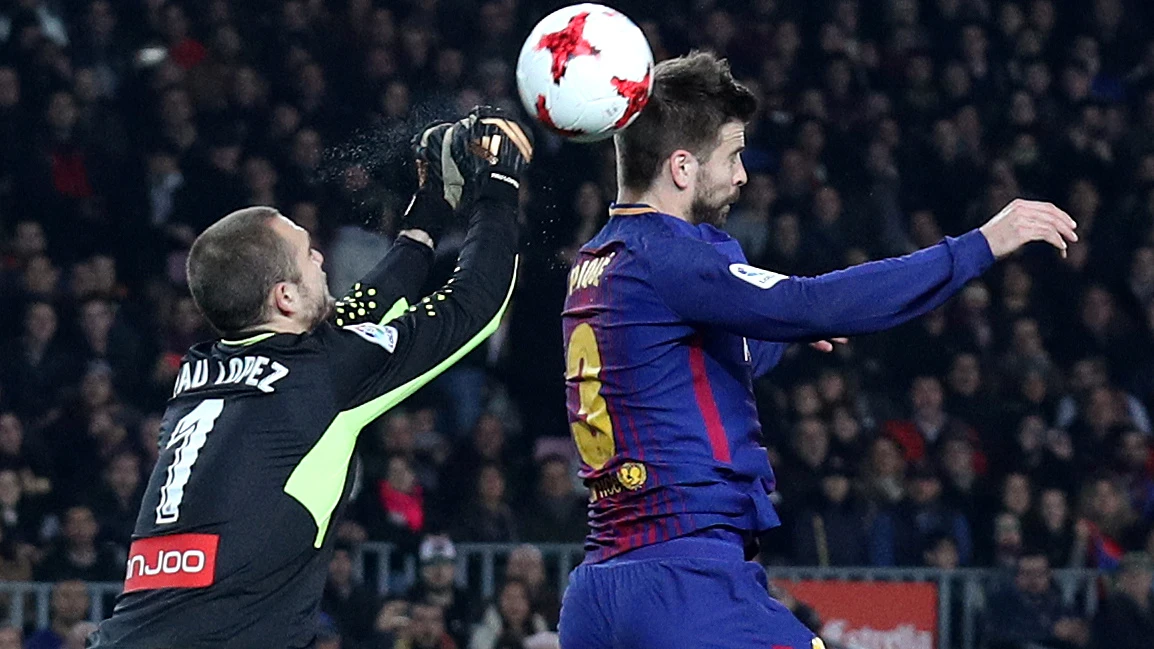 Piqué, en un salto con Pau López