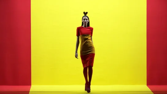 Modelo Una modelo de la firma Agatha Ruiz de la Prada, desfila con una de las creaciones en el desfile