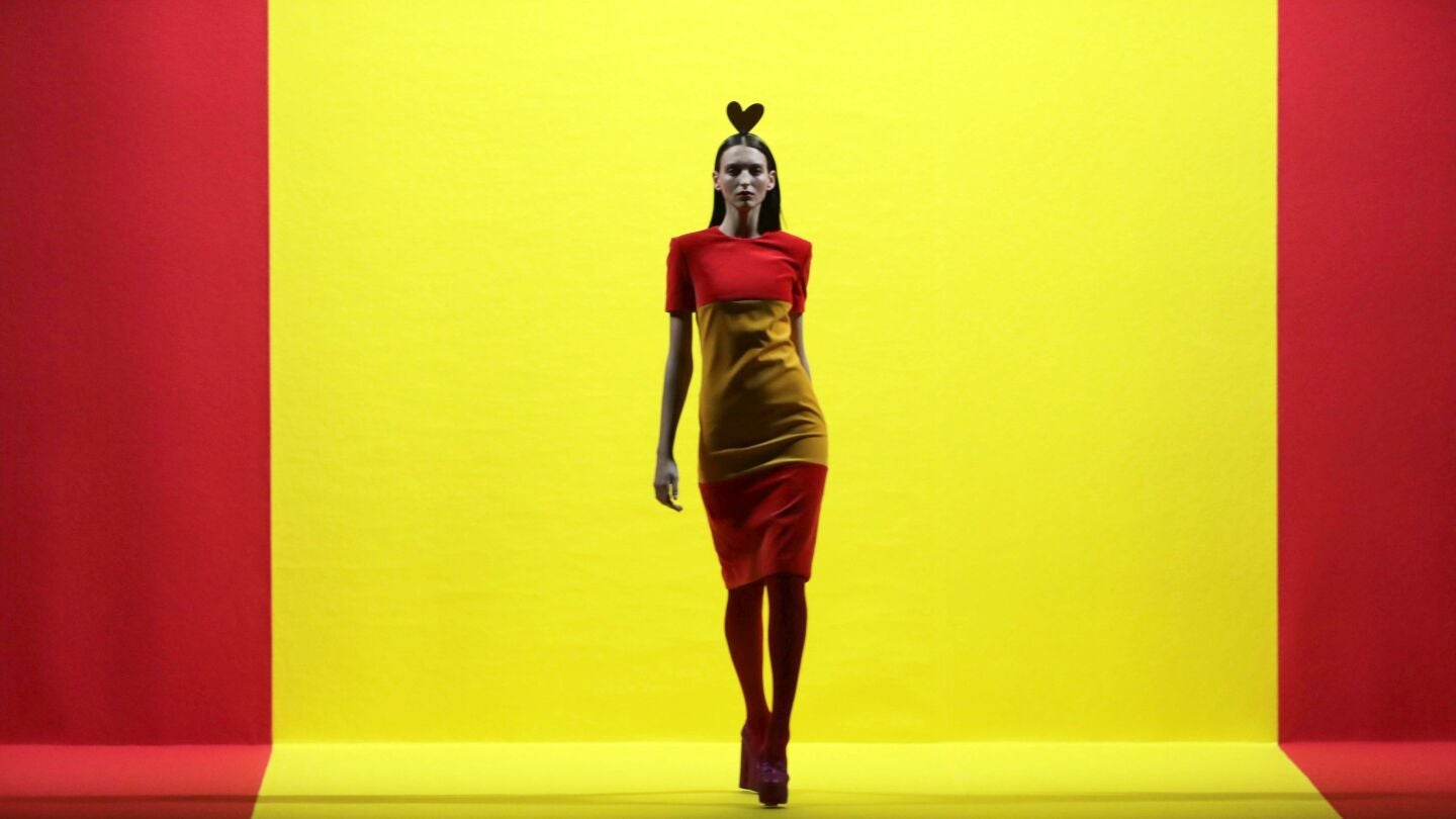 Una modelo de la firma Agatha Ruiz de la Prada, desfila con una de las creaciones en el desfile