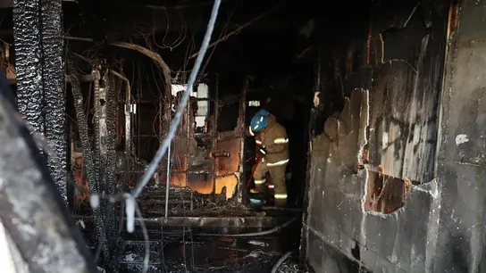 Bomberos apagan los restos del fuego en un cuarto de hospital Sejong Bomberos apagan los restos del fuego en un cuarto de hospital Sejong
