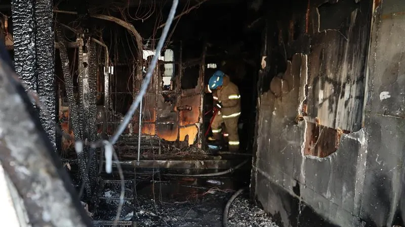 Bomberos apagan los restos del fuego en un cuarto de hospital Sejong