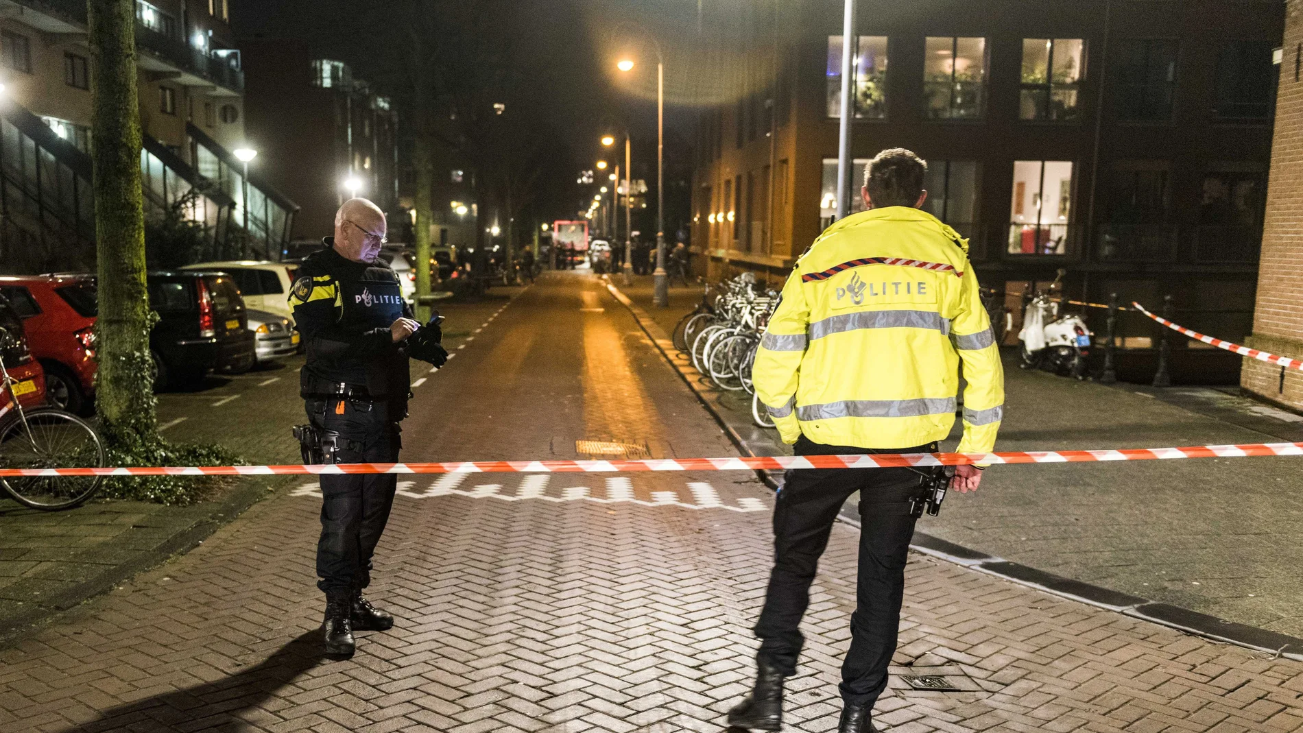 Policía holandesa en el lugar del tiroteo