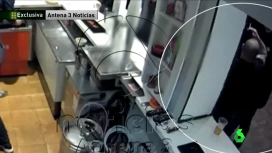 Las imágenes del apuñalamiento del ultra Ignacio Racionero a otro seguidor del Atlético en un bar cerca del estadio Las imágenes del apuñalamiento del ultra Ignacio Racionero a otro seguidor del Atlético en un bar cerca del estadio