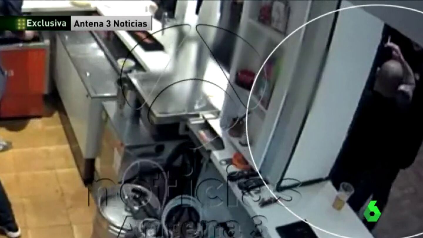 Las im&aacute;genes del apu&ntilde;alamiento del ultra Ignacio Racionero a otro seguidor del Atl&eacute;tico en un bar cerca del estadio