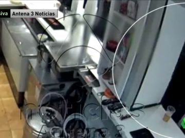 Las imágenes del apuñalamiento del ultra Ignacio Racionero a otro seguidor del Atlético en un bar cerca del estadio Las imágenes del apuñalamiento del ultra Ignacio Racionero a otro seguidor del Atlético en un bar cerca del estadio