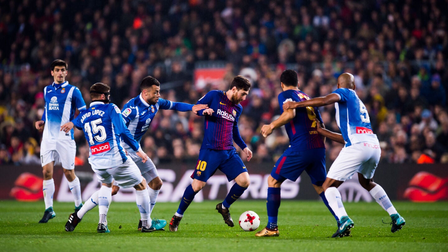 Messi conduce el bal&oacute;n en el partido del Bar&ccedil;a ante el Espanyol
