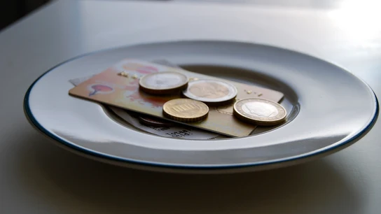 ¿Cuánta propina vas a dejar? No seas rata Pon esos euros encima de la mesa.