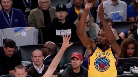Kevin Durant lanza a canasta con los Warriors