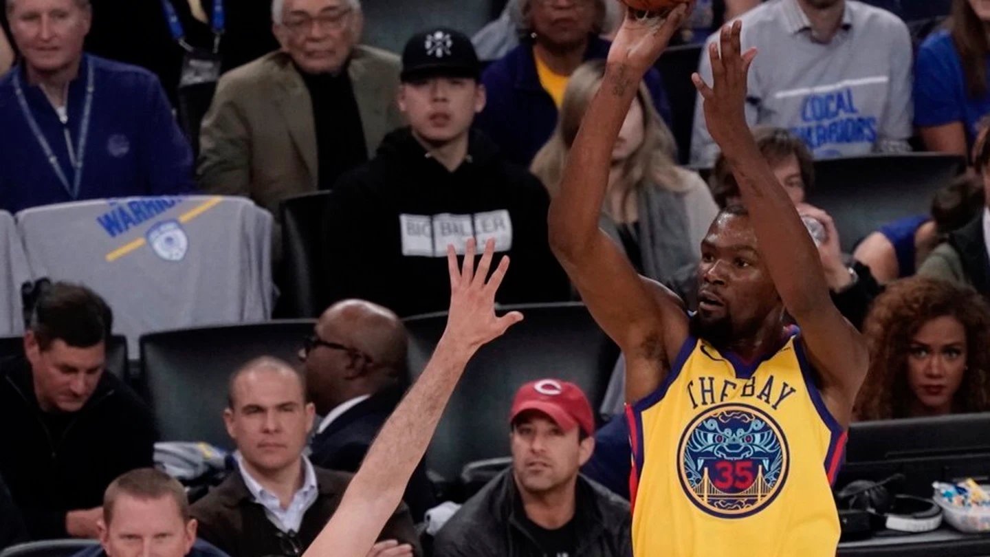 Kevin Durant lanza a canasta con los Warriors Kevin Durant lanza a canasta con los Warriors