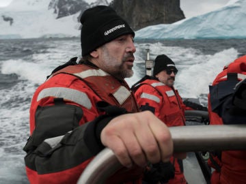 Javier y Carlos Bardem en un barco de Greenpeace en la Antártida Javier y Carlos Bardem en un barco de Greenpeace en la Antártida