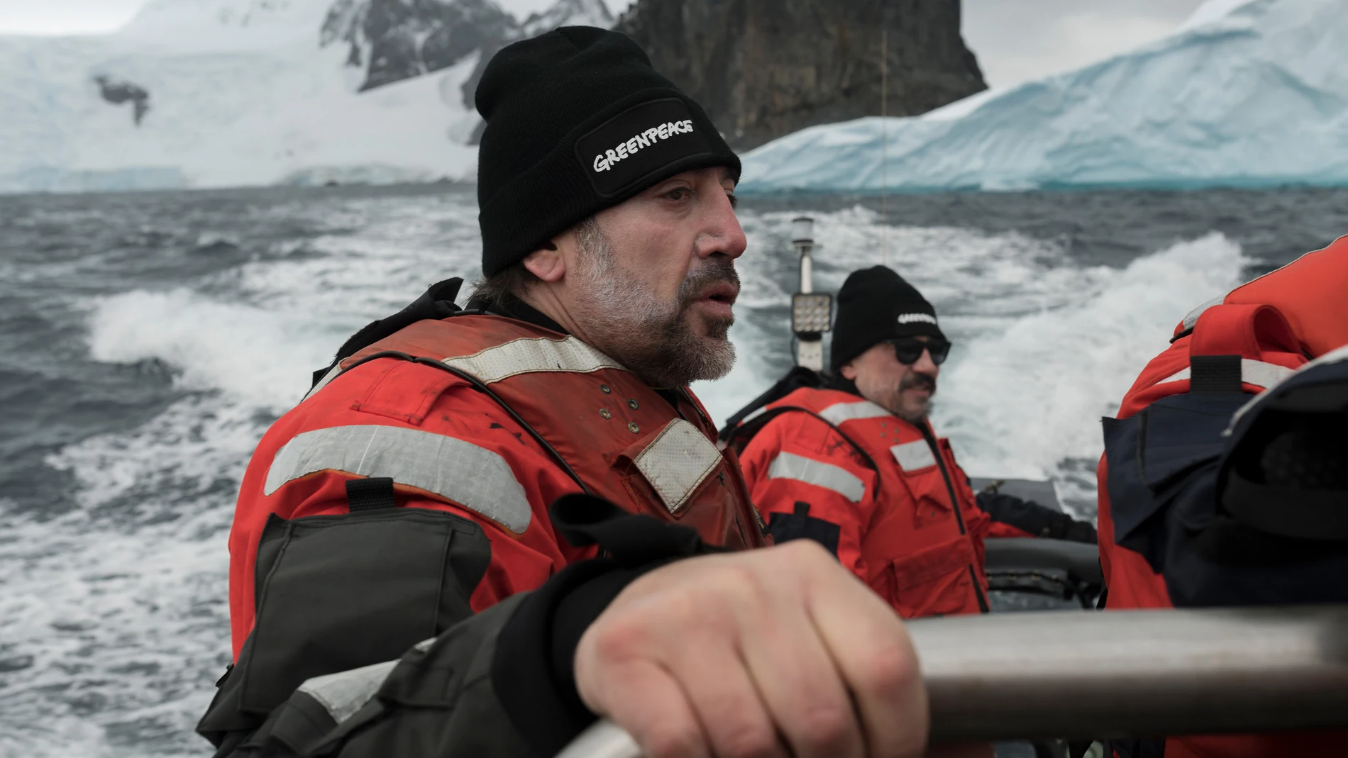 Javier y Carlos Bardem en un barco de Greenpeace en la Antártida
