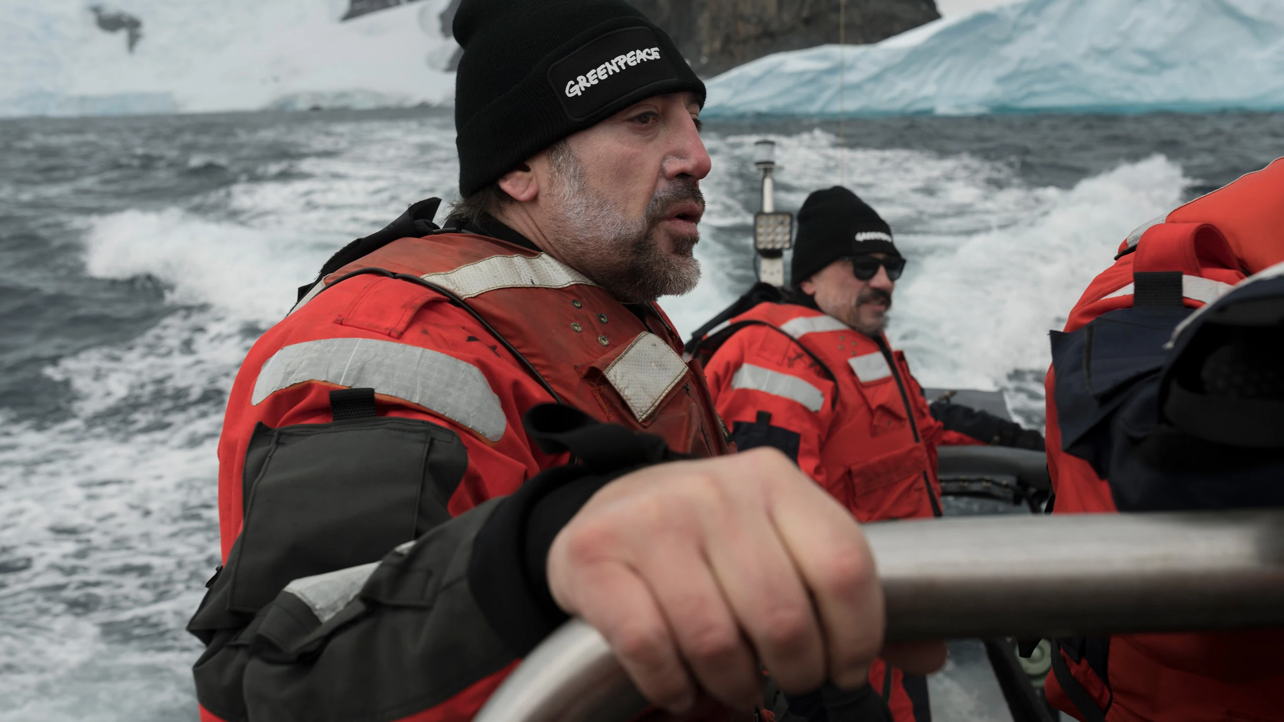 Javier y Carlos Bardem en un barco de Greenpeace en la Antártida