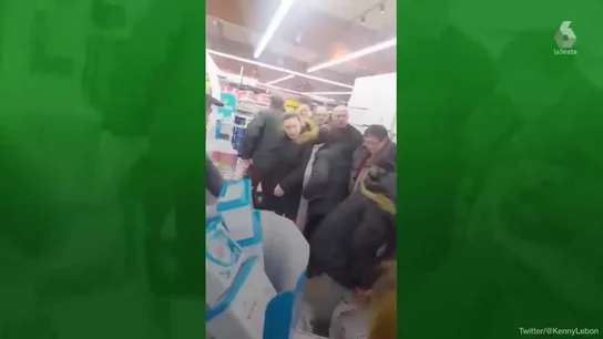Clientes intentando conseguir un bote de Nutella en Francia Clientes intentando conseguir un bote de Nutella en Francia